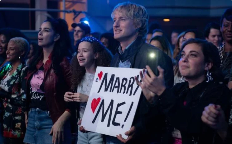 "Marry Me" Review: The music diva randomly finds fans in the audience to get married, and the film's subject matter is novel and interesting