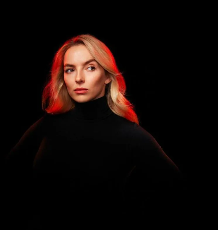 The "Killing Eve Season 4" Villanelle suit is so cool, she has blonde hair and Eve wears a blonde wig