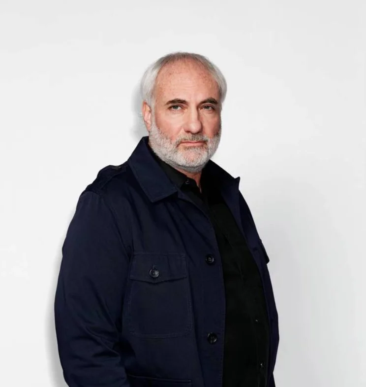 The "Killing Eve Season 4" Villanelle suit is so cool, she has blonde hair and Eve wears a blonde wig