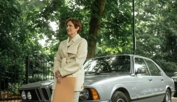 The "Killing Eve Season 4" Villanelle suit is so cool, she has blonde hair and Eve wears a blonde wig