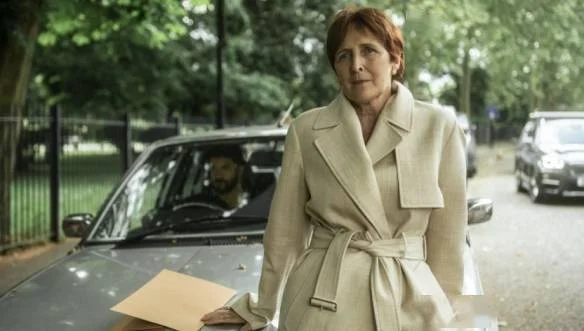 The "Killing Eve Season 4" Villanelle suit is so cool, she has blonde hair and Eve wears a blonde wig