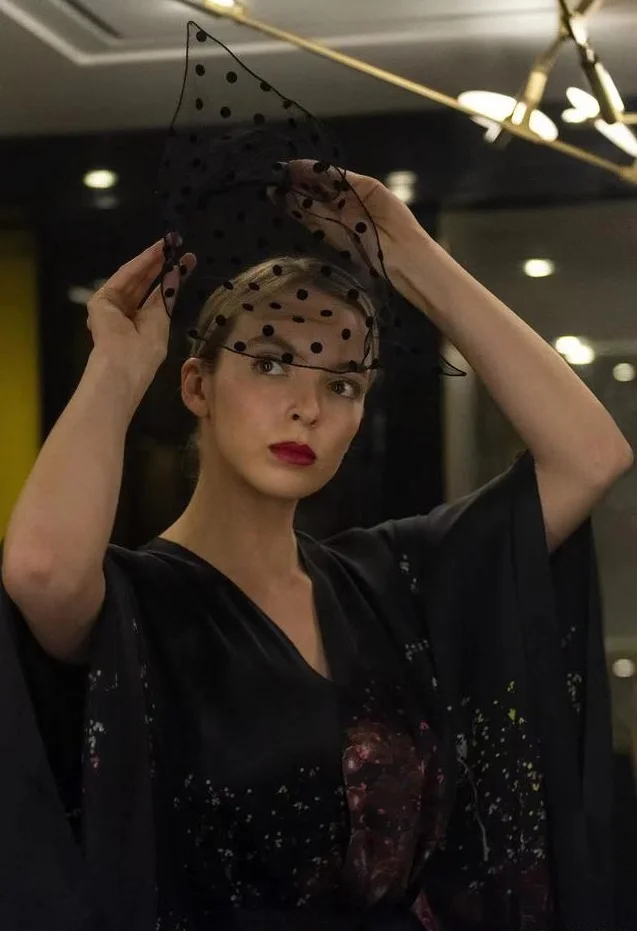 The "Killing Eve Season 4" Villanelle suit is so cool, she has blonde hair and Eve wears a blonde wig