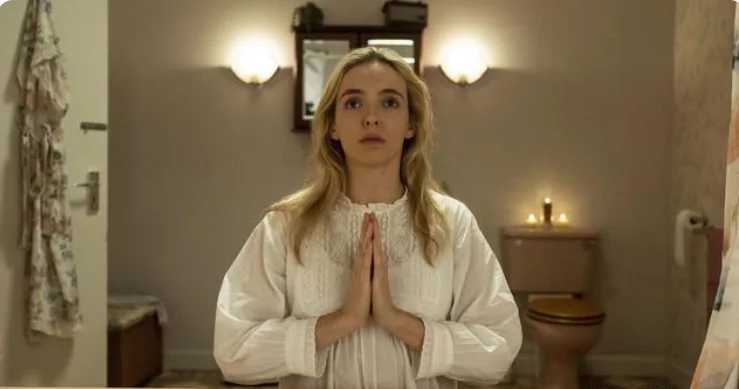 The "Killing Eve Season 4" Villanelle suit is so cool, she has blonde hair and Eve wears a blonde wig