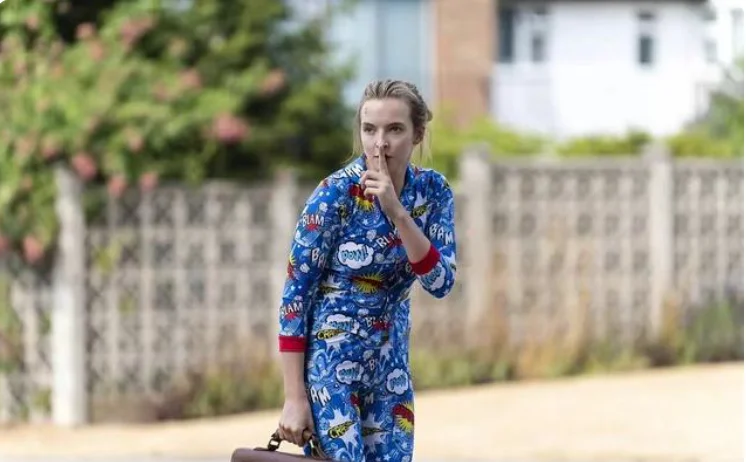 The "Killing Eve Season 4" Villanelle suit is so cool, she has blonde hair and Eve wears a blonde wig