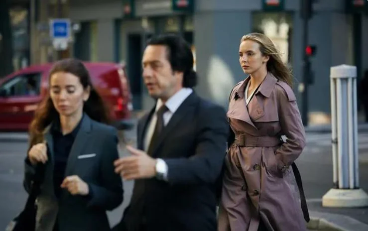 The "Killing Eve Season 4" Villanelle suit is so cool, she has blonde hair and Eve wears a blonde wig