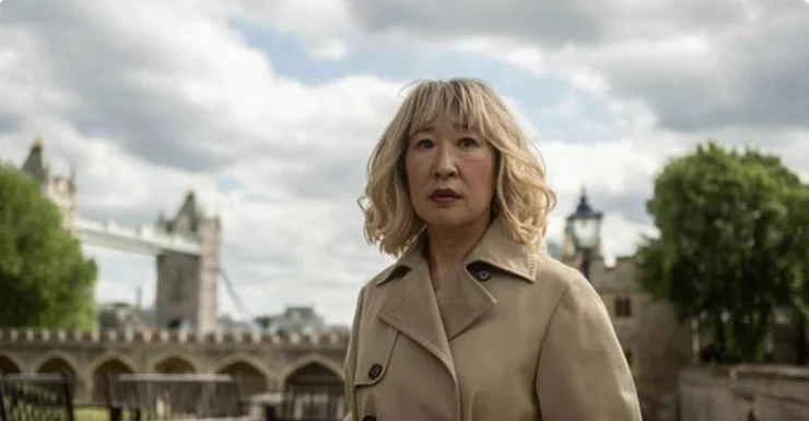 The "Killing Eve Season 4" Villanelle suit is so cool, she has blonde hair and Eve wears a blonde wig