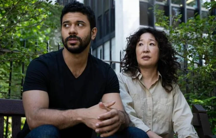 The "Killing Eve Season 4" Villanelle suit is so cool, she has blonde hair and Eve wears a blonde wig