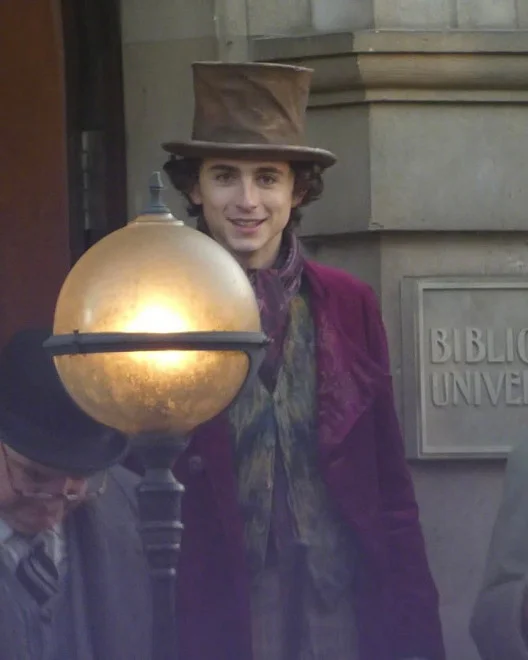 "Wonka" revealed a new set of photos, Timothée Chalamet smiling on the set!