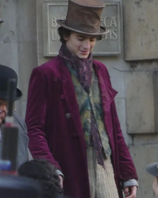 "Wonka" revealed a new set of photos, Timothée Chalamet smiling on the set!