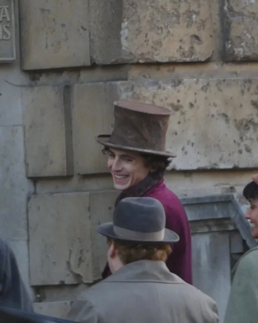 "Wonka" revealed a new set of photos, Timothée Chalamet smiling on the set!