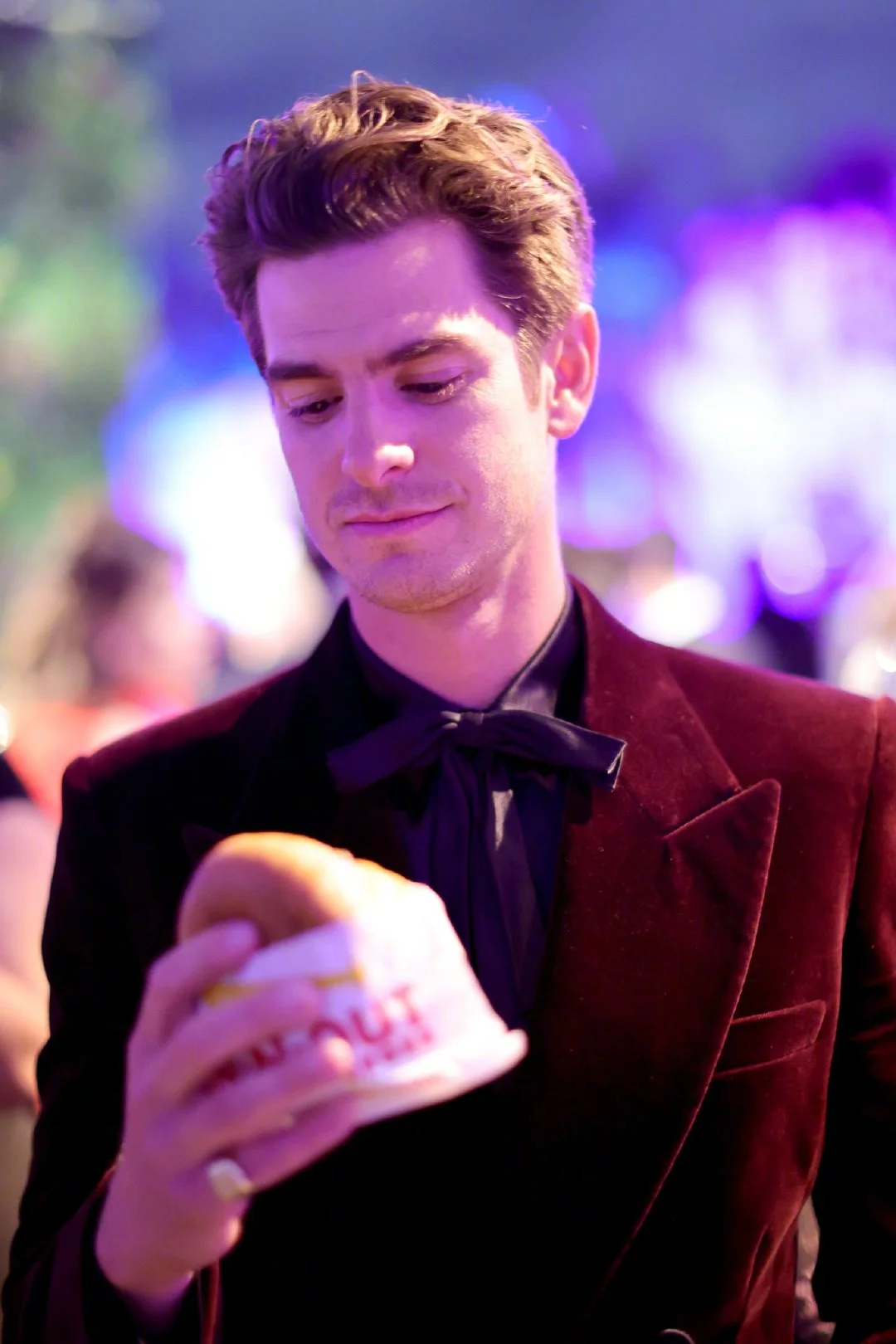 Andrew Garfield eats a burger after the 94th Academy Awards​​​
