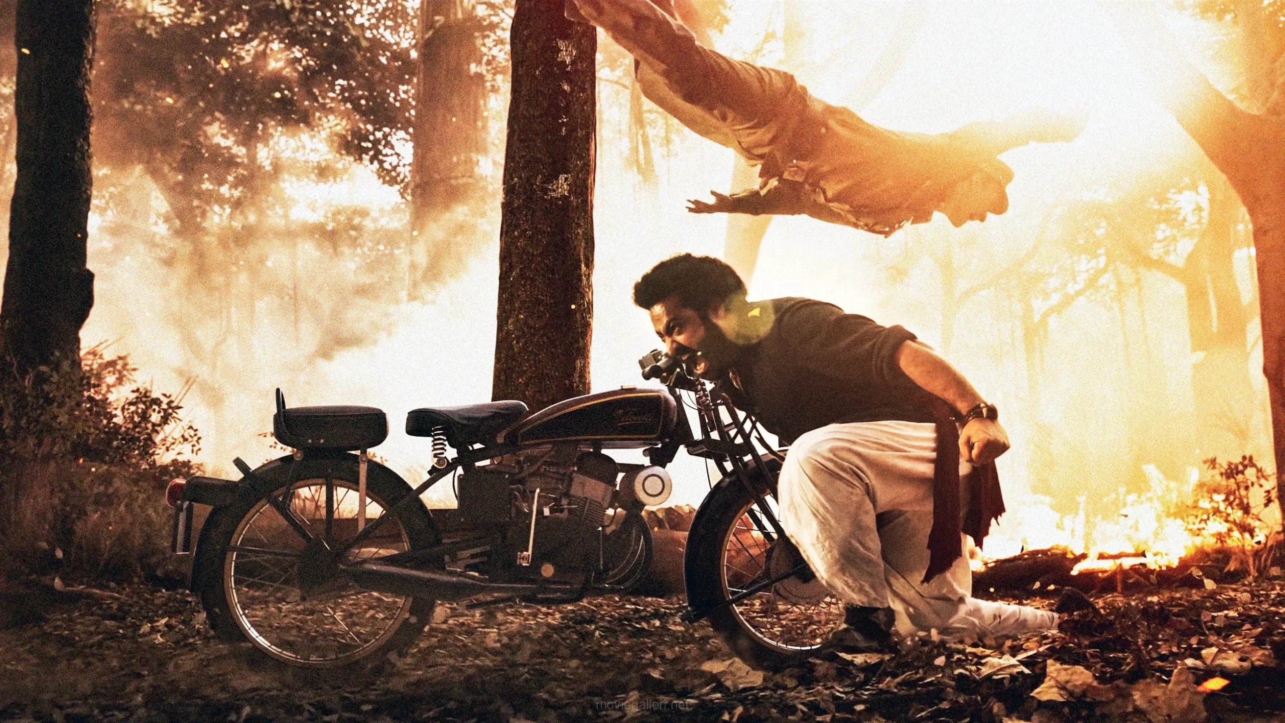 "Baahubali: The Beginning‎" series director S.S. Rajamouli produces super work again, "Roudram Ranam Rudhiram‎" is a box office hit