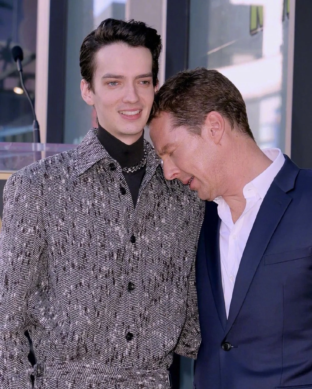 benedict-cumberbatch-leaves-a-star-that-belongs-to-him-at-walk-of-fame-5