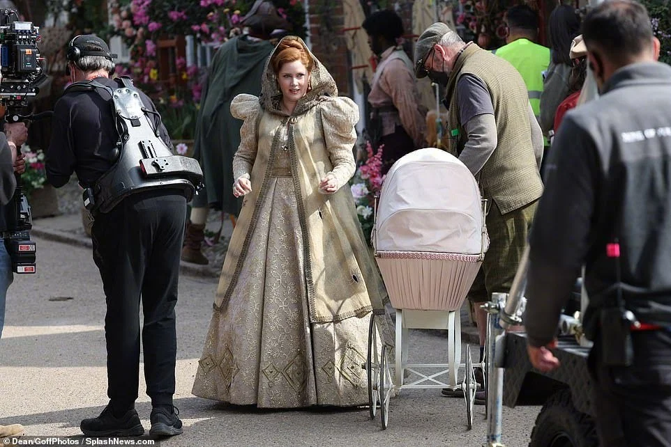 disenchanted-exposed-a-group-of-set-photos-starring-amy-adams-and-patrick-dempsey-appear-12