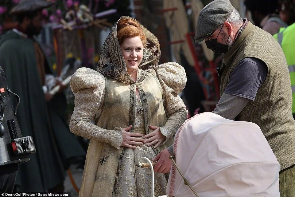 disenchanted-exposed-a-group-of-set-photos-starring-amy-adams-and-patrick-dempsey-appear-13