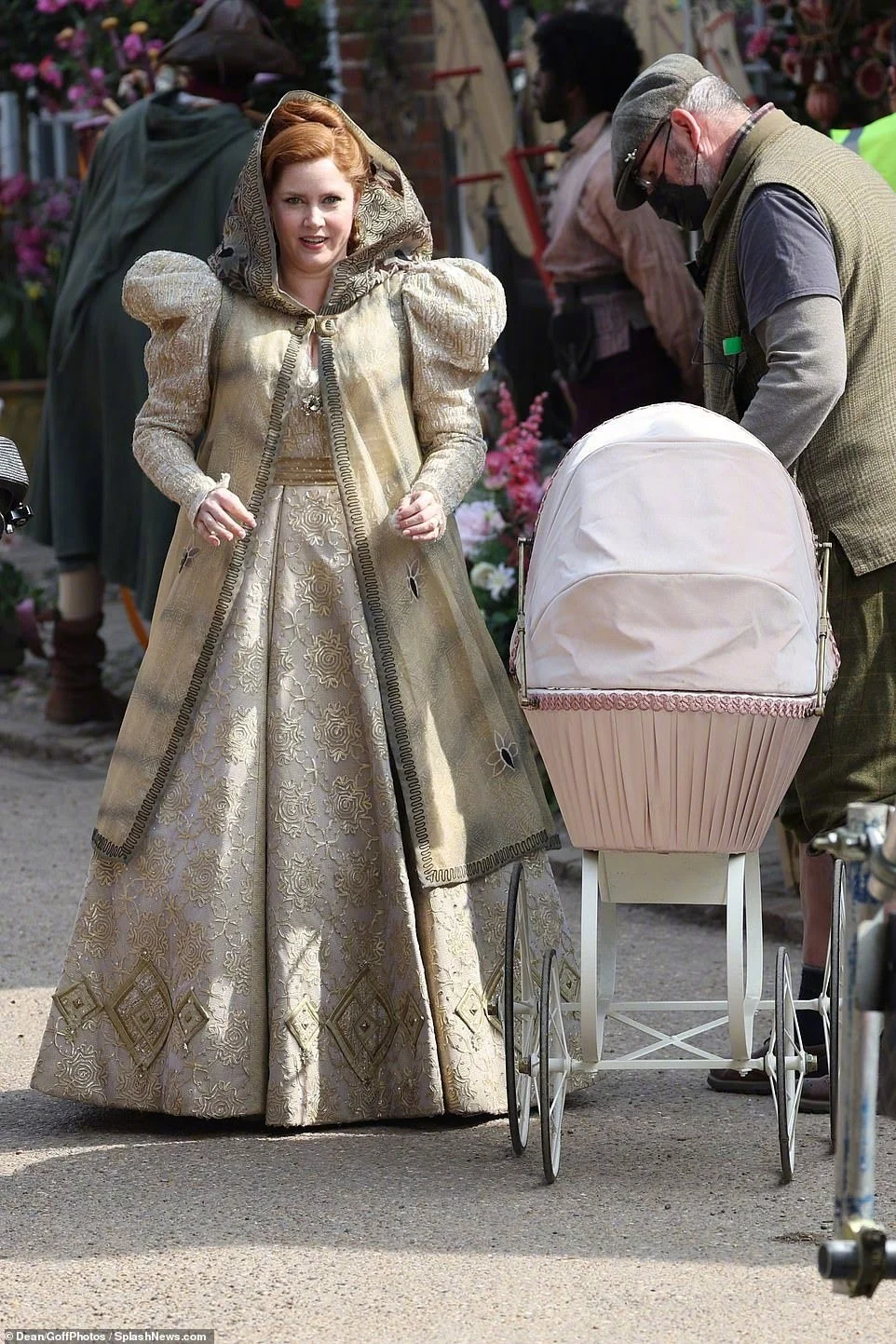 disenchanted-exposed-a-group-of-set-photos-starring-amy-adams-and-patrick-dempsey-appear-4