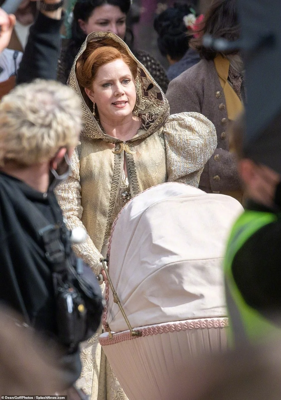 disenchanted-exposed-a-group-of-set-photos-starring-amy-adams-and-patrick-dempsey-appear-5