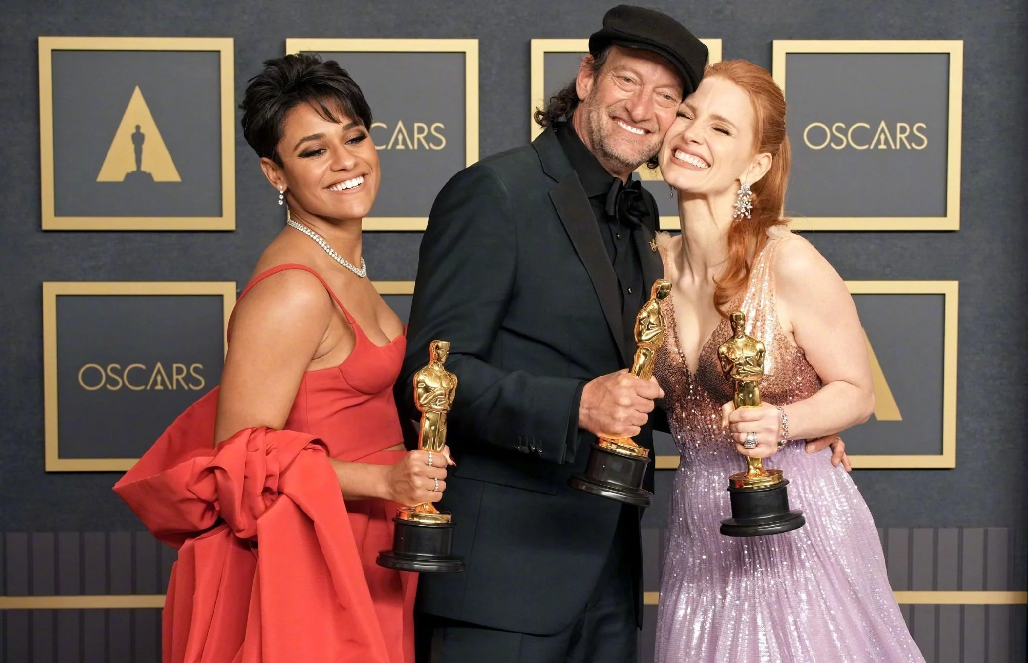 Group photo of 94th Academy Acting Award winners Ariana DeBose, Troy Kotsur, Jessica Chastain​​​