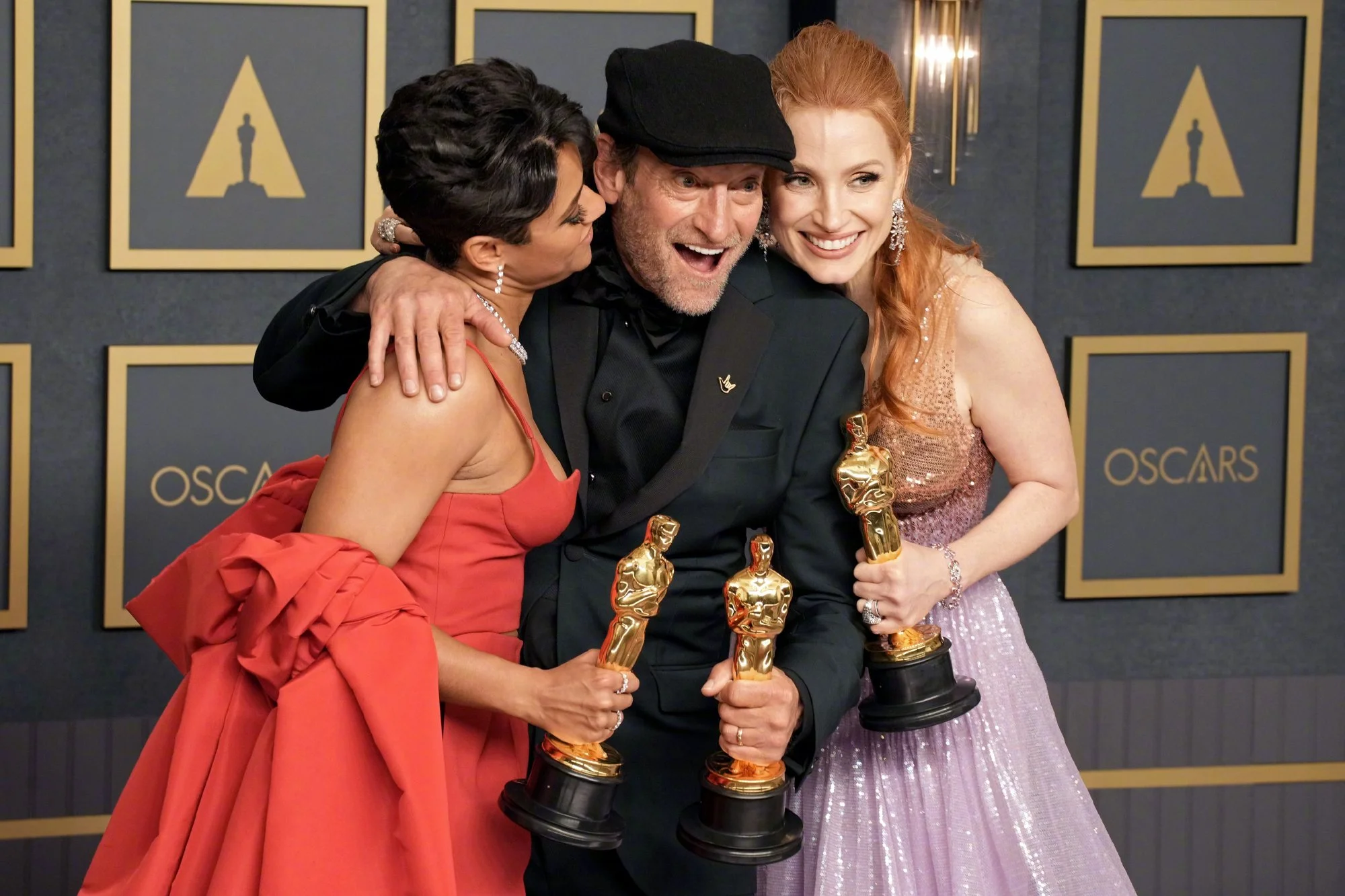 Group photo of 94th Academy Acting Award winners Ariana DeBose, Troy Kotsur, Jessica Chastain​​​