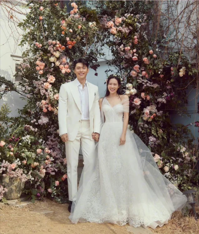 Hyun Bin and Ye-jin Son officially hold their wedding today, and the wedding photos are released!