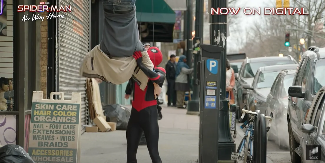 Marvel's "Spider-Man: No Way Home" officially released a new laughing field footage, with a slippery Tom Holland behind every shot!