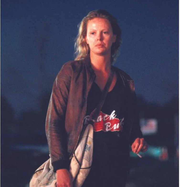 "Monster" Review :it is adapted from a real story, prostitute kills 7 people in a row, Charlize Theron plays her regardless of the image