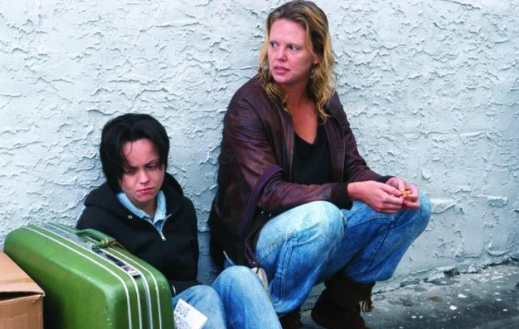 "Monster" Review :it is adapted from a real story, prostitute kills 7 people in a row, Charlize Theron plays her regardless of the image