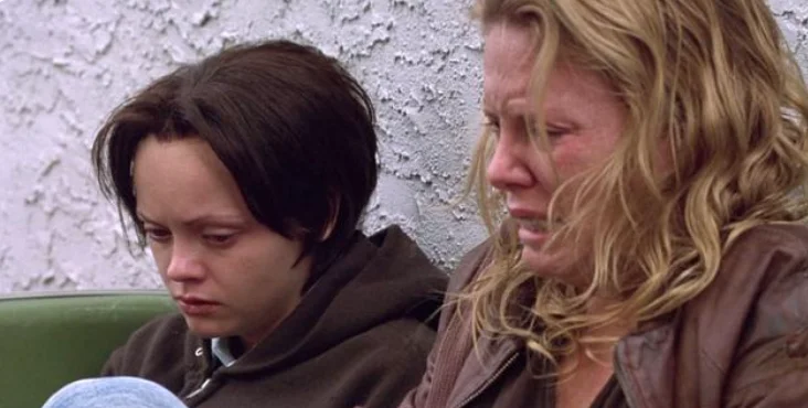 "Monster" Review :it is adapted from a real story, prostitute kills 7 people in a row, Charlize Theron plays her regardless of the image