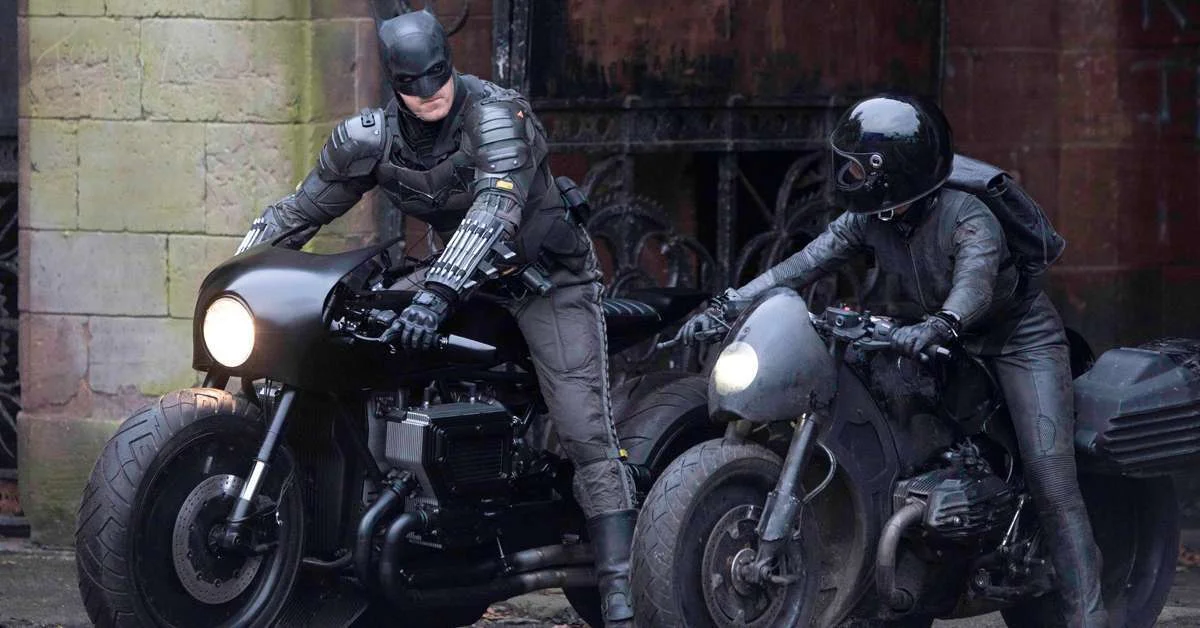 Some set photos of Batman and Catwoman flying together with Moto