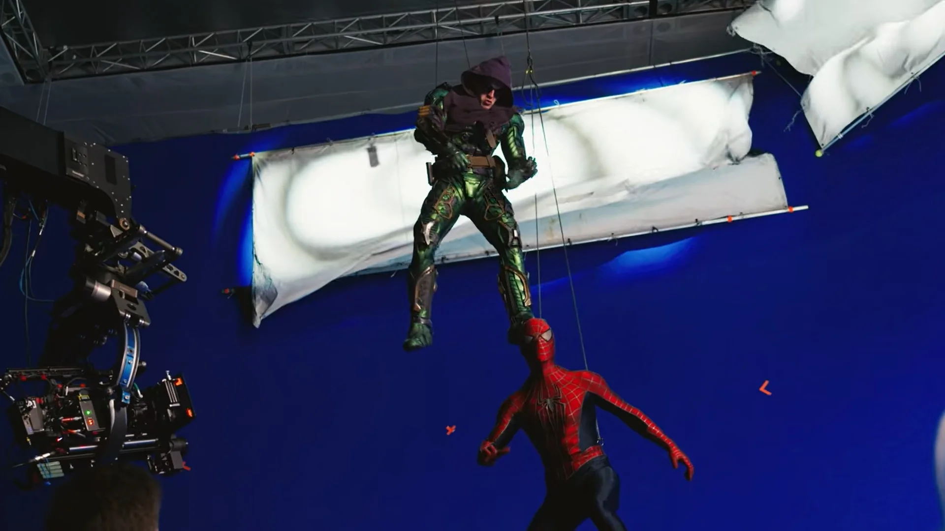 "Spider-Man: No Way Home" exposes the laughing scene, Garfield and Tobey hug each other