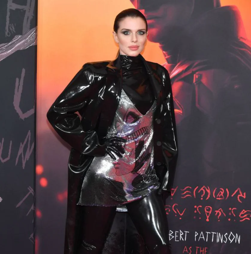 the-batman-new-york-premiere-zoe-kravitz-cat-head-dress-eye-catching-11