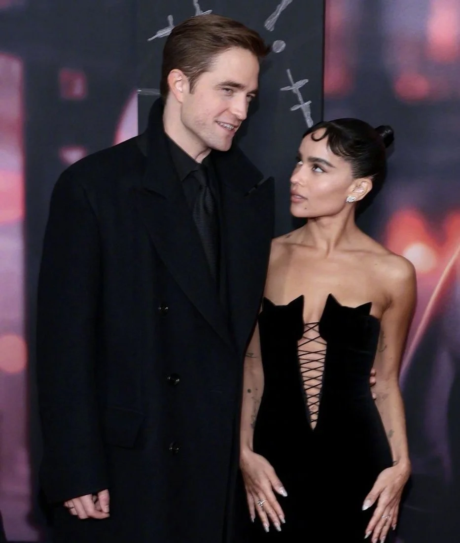 the-batman-new-york-premiere-zoe-kravitz-cat-head-dress-eye-catching-2