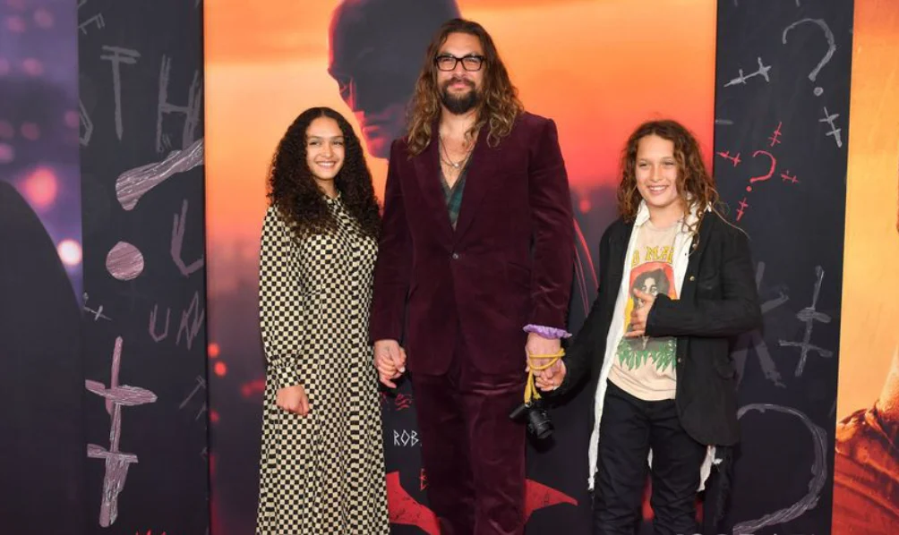 the-batman-new-york-premiere-zoe-kravitz-cat-head-dress-eye-catching-8