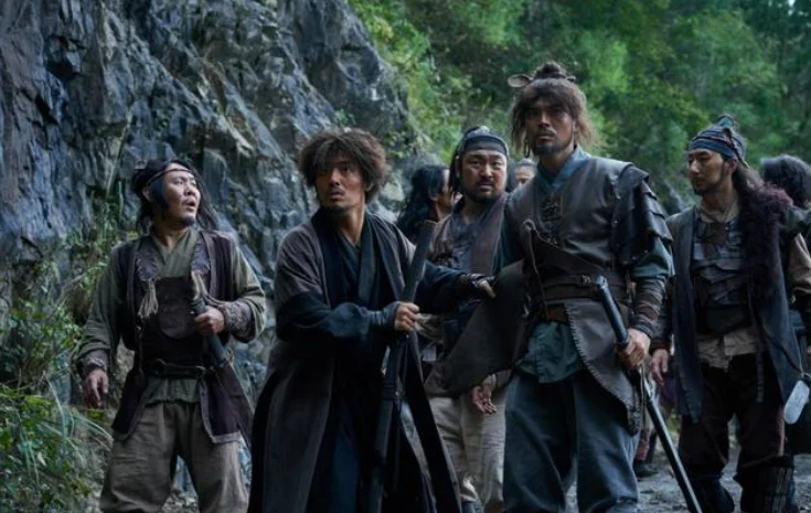 "The Pirates: Goblin Flag" Review: Star Actor Dresses Up Funny, Kwang-soo Lee Becomes Korean Captain Jack