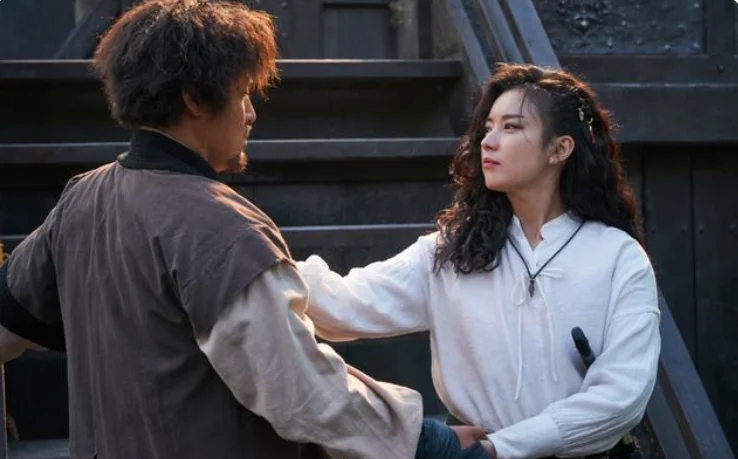 "The Pirates: Goblin Flag" Review: Star Actor Dresses Up Funny, Kwang-soo Lee Becomes Korean Captain Jack