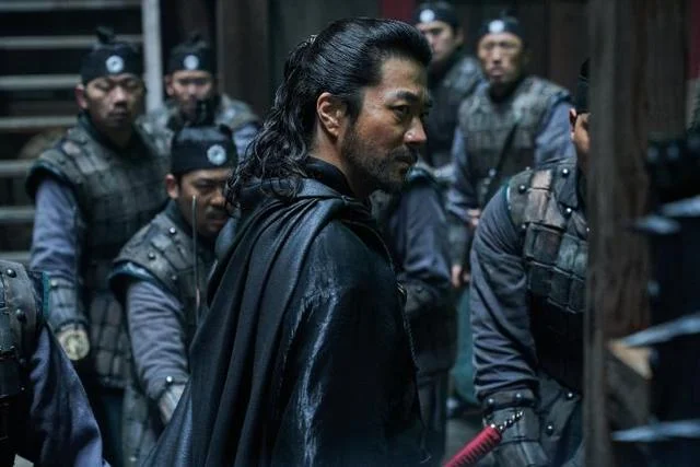 'The Pirates: Goblin Flag' tops the Korean box office for 14 straight days, with Kwang-soo Lee in hilarious role