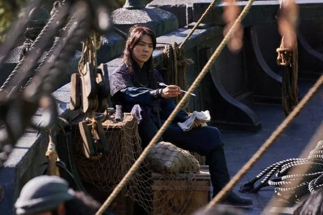 'The Pirates: Goblin Flag' tops the Korean box office for 14 straight days, with Kwang-soo Lee in hilarious role