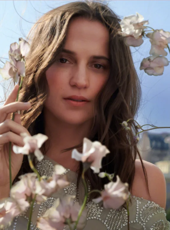 Alicia Vikander, British version of "Harper's Bazaar" May issue photo ​​​