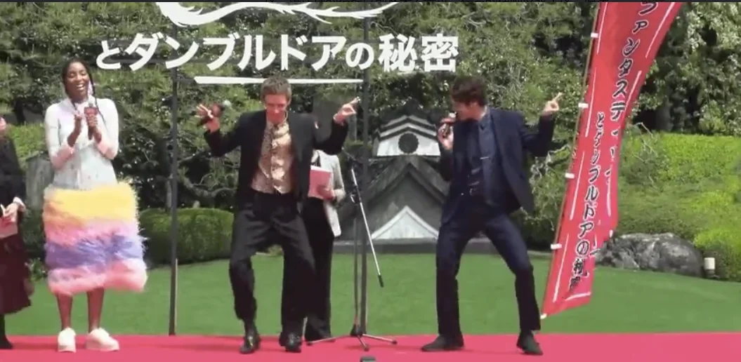 Eddie Redmayne dances imitating manticores with Mamoru Miyano