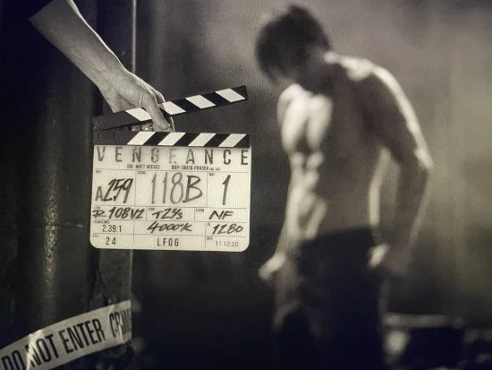 Robert Pattinson's "The Batman" releases muscle behind-the-scenes photos with clear vest lines