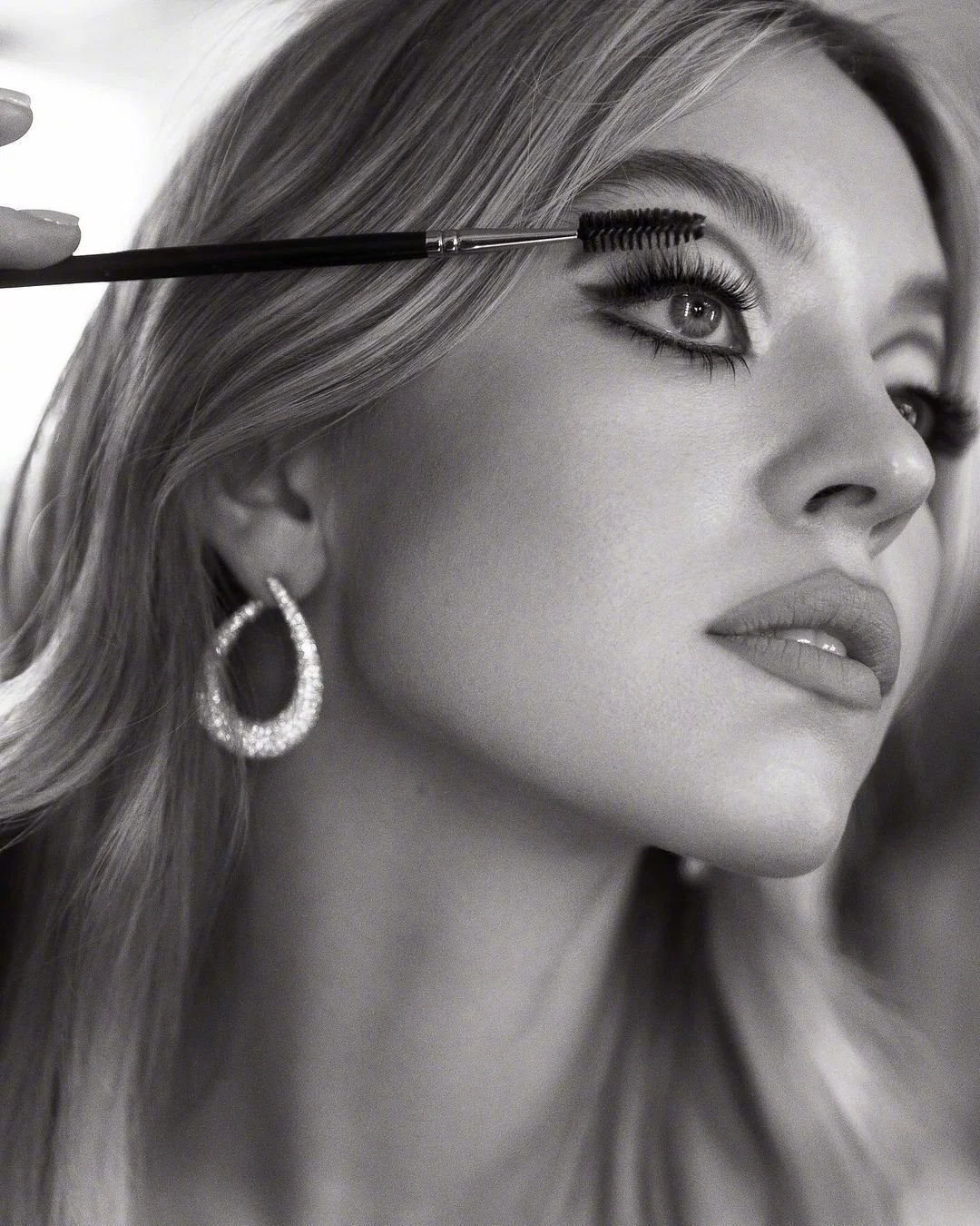 Sydney Sweeney exposes black and white fashion photos