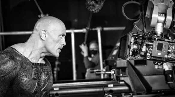 "Black Adam" new behind-the-scenes photos: glaring at the camera with a sense of power
