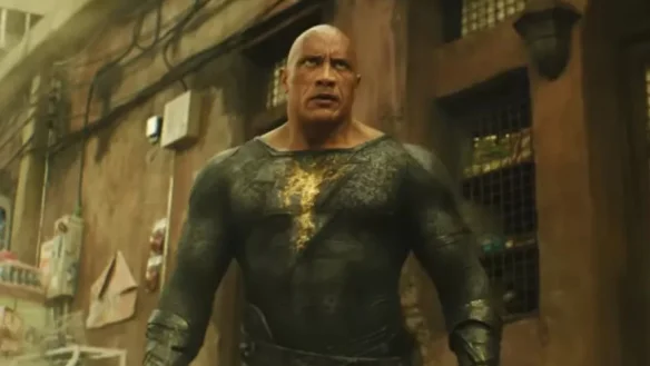 "Black Adam" new behind-the-scenes photos: glaring at the camera with a sense of power
