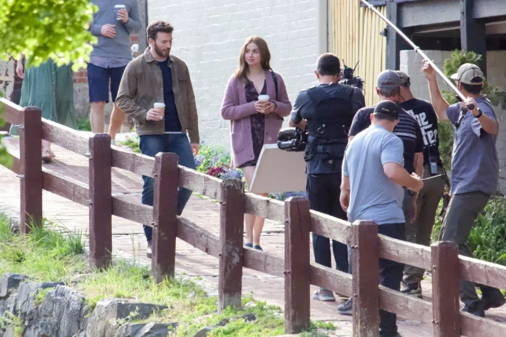 'Ghosted' starring Ana de Armas and Chris Evans ​​​releases set photos