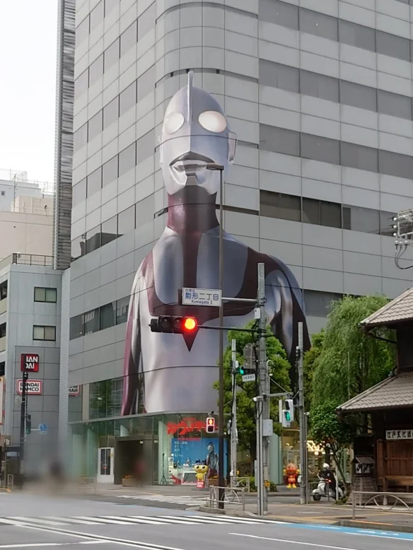 Hey, no power! BANDAI building "Shin Ultraman" livery and traffic lights fusion