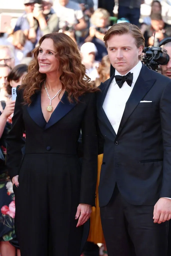 Julia Roberts and Jack Lowden at the red carpet at the Cannes premiere of Armageddon Time‎​​​​