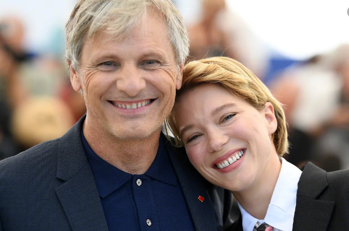 Léa Seydoux and Viggo Mortensen exchange kisses