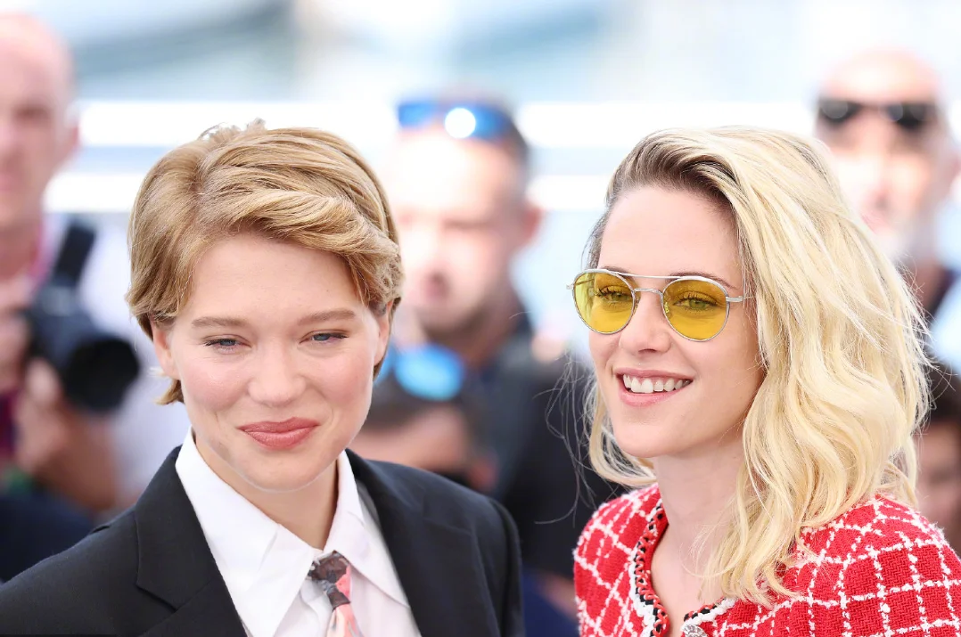 Léa Seydoux & Kristen Stewart looking at each other, "Crimes of the Future‎" Cannes photocall