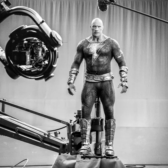 New behind-the-scenes photos of DC's "Black Adam": Dwayne Johnson looks domineering in costume!