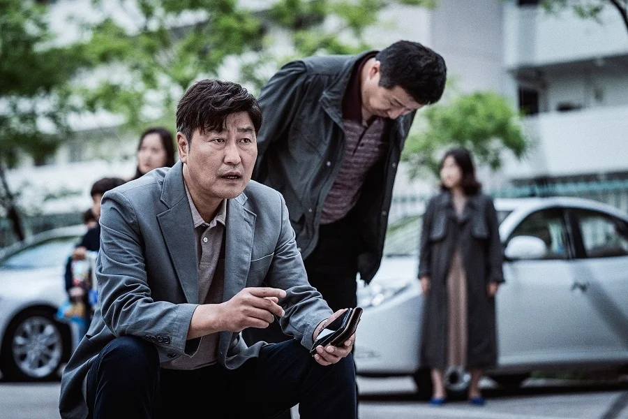 emergency-declaration-starring-kang-ho-song-and-byung-hun-lee-released-a-lot-of-new-stills-1